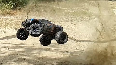 Xmaxx 8s vs Slash 4wd 3s Traxxas in the desert....