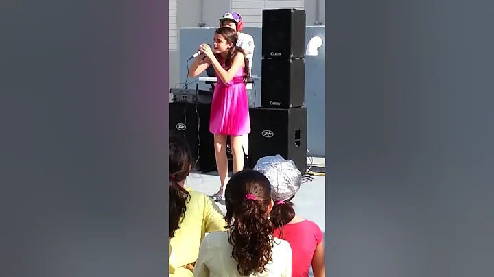 Suheily Marie Cantando En Su Escuela