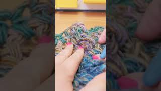 شال كروشية بغرزة بسيطة جدا وألوان دافئة