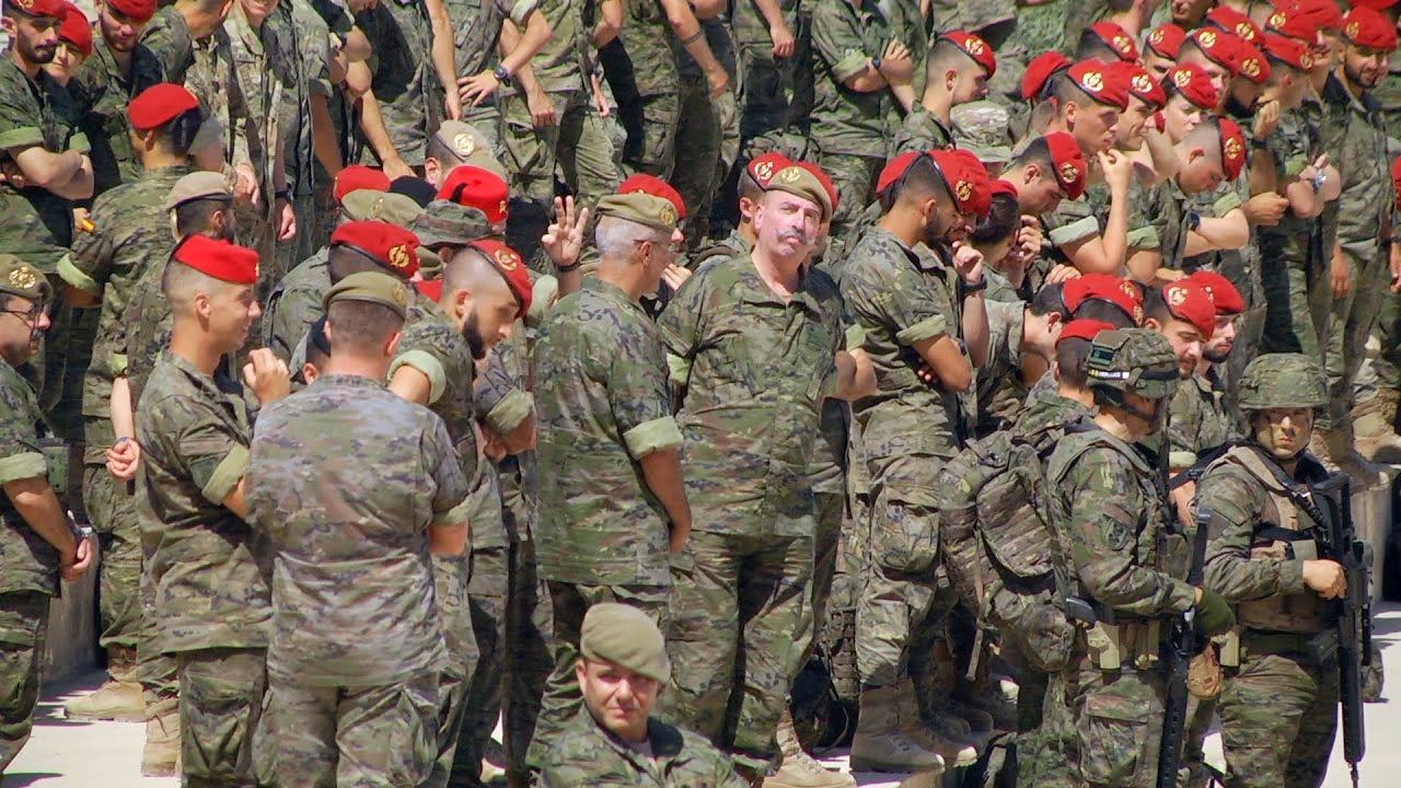 Las unidades de la Comgemel exhiben sus armas ante la atenta mirada de los alféreces cadetes