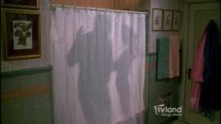 The King of Queens: Doug Sings in the Shower