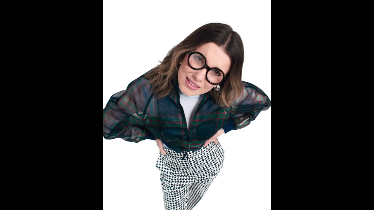 Millie Bobby Brown x Vogue Eyewear PE 2021 presenta #MBBDIARIES VOGUE  EYEWEAR LONDON (Prima Parte) - YouTube