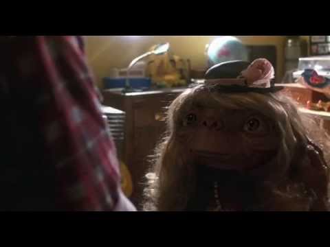 E.T., el extraterrestre(1982) - E.T. aprende a hablar: E.T., mi casa,  teléfono. 
