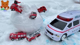 救急車とキャリアカーが12台の工事用車両と消防車を探す! 雪の中で遊ぼう♪【クマズベア―キッズ】