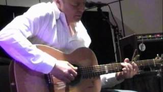 Video-Miniaturansicht von „Tommy Emmanuel , playing Billy Joel - "And so it Goes".“