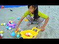 Mencari Mainan di pasir - Bermain Pasir Laut Di Mall