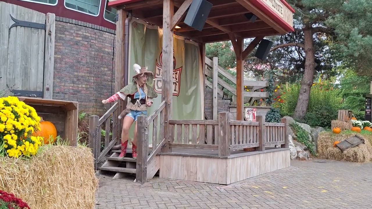 JACKIE de COYOTE // Slagharen parkshow //  Scary Prairie // Halloween 2025