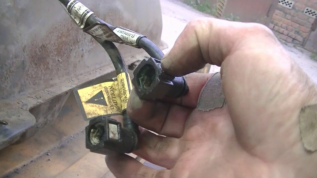 как снять топливную трубку с рейки