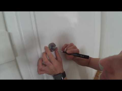 Video: Come si installa una maniglia per porta da infilare?
