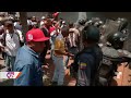 Multitud se enfrenta a la policía en protesta en Venezuela