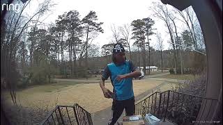 Amazon driver dances after delivery and receives a gift card