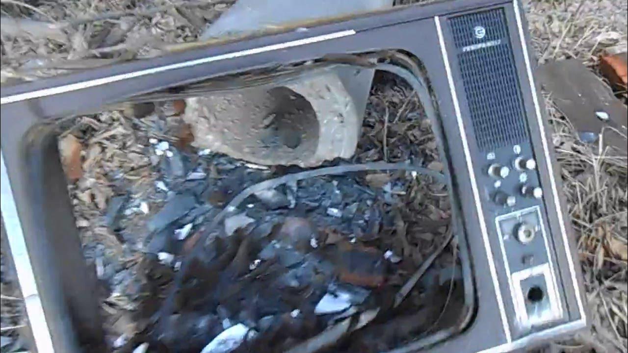 разбил кинескоп. сломанный телевизор. разбить кинескоп. сломанный телевизор. разбить кинескоп.