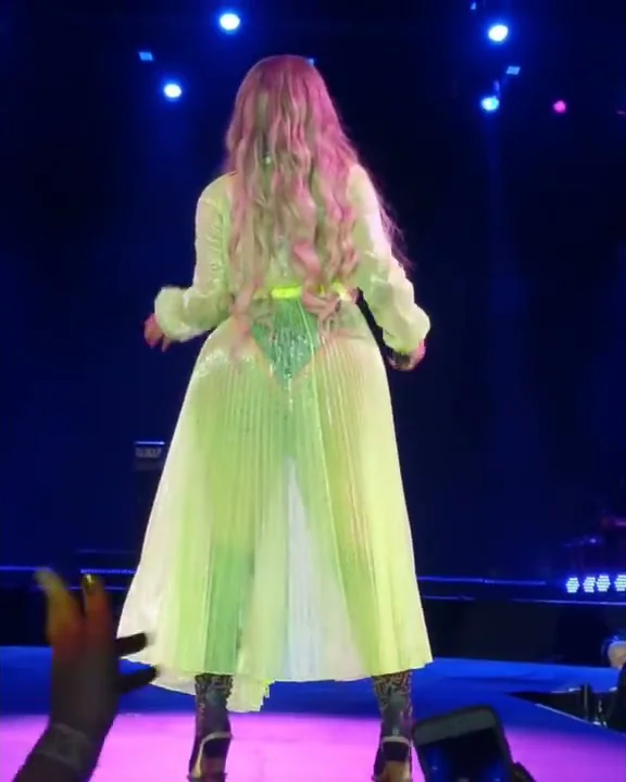 Nicki Minaj whining to 'Hold You (Hold Yuh)' by Gyptian #NickiWRLDTour