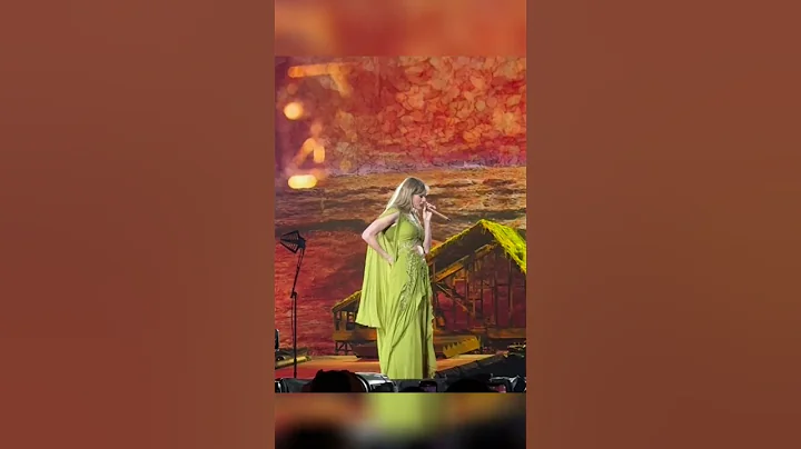Taylor Swift's earpiece gets caught on her outfit while she's singing 😮👗