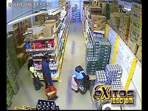 Una mujer roba cervezas bajo su falda.