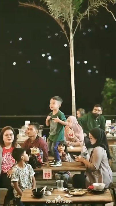 aksi bocah lucu joget di atas meja trend