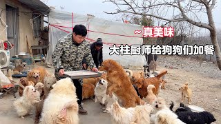 Dazhuo Mao children add to the meal, a tall man is so close to his mouth, the dog is so happy.