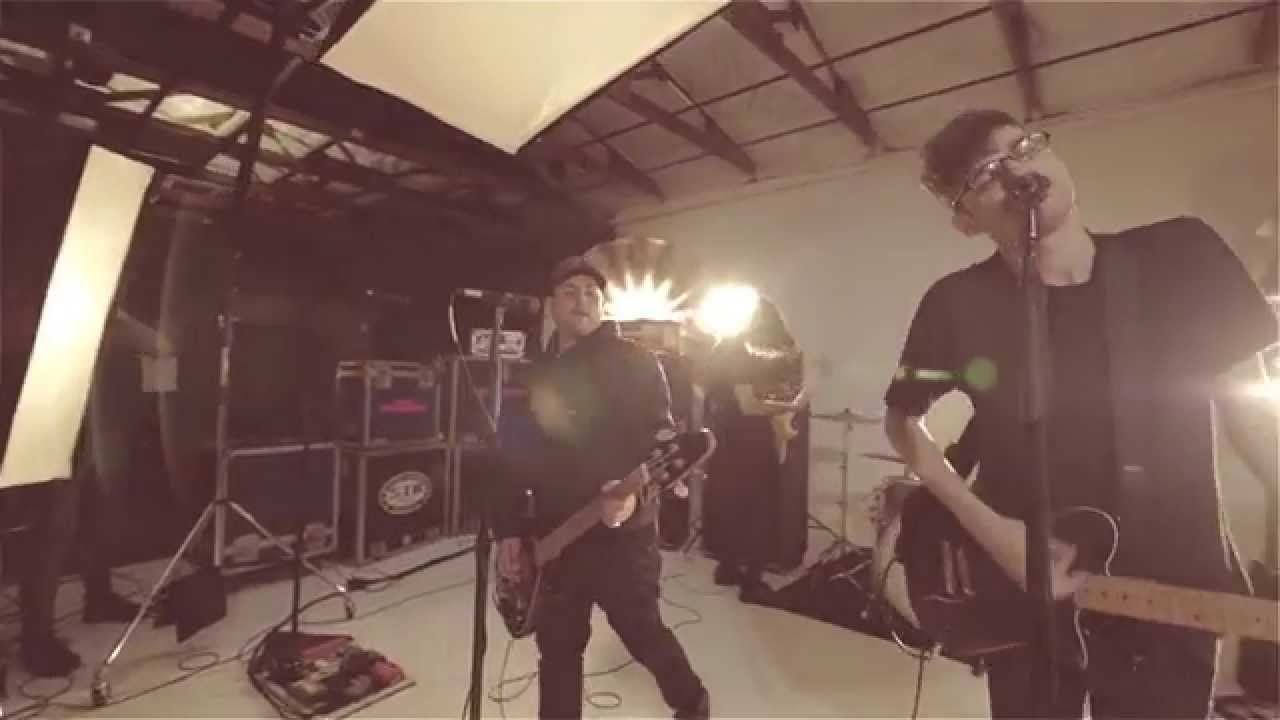 Man Overboard - Splinter (Official Music Video) adlı videoyu YouTube'da izle Man Overboard - Splinter (Official Music Video) adlı videoyu YouTube'da izle