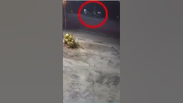 Ngồi uống nước ven đường, 3 thanh niên bị xe khách tông trúng