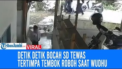 Detik-Detik  Bocah SD Tewas Tertimpa Tembok Roboh Saat Wudhu Ulah Siswa SMP Menabrak Tembok
