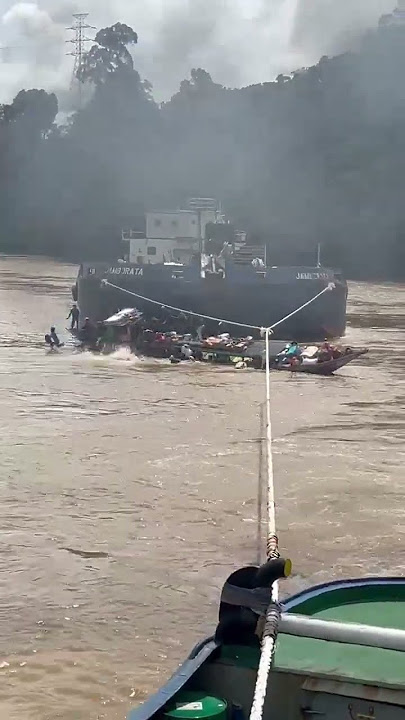 Detik2 Kecelakaan Transportasi di Sungai Barito, Kalteng.. Kelotok Tertabrak LCT....