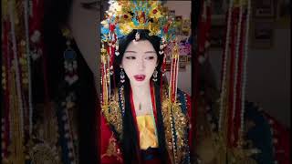 開心元元 頭戴鳳冠身披紗 紅脣皓齒貌如花 步搖輕擺似仙子 回眸一笑百媚發 大陸抖音(仙人掌²³⁺¹⁰⁼³²)