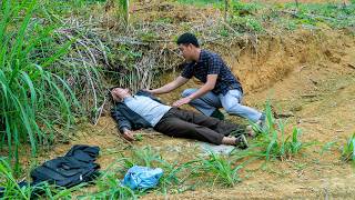 A Kind Former Officer Helps an Old Man in Danger - Can He Save Him?