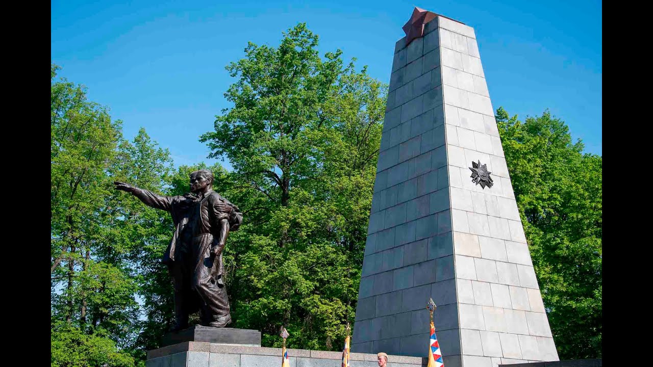 80 let od osvobození Ostravy  Pietní akt v Komenského sadech narušila provokace