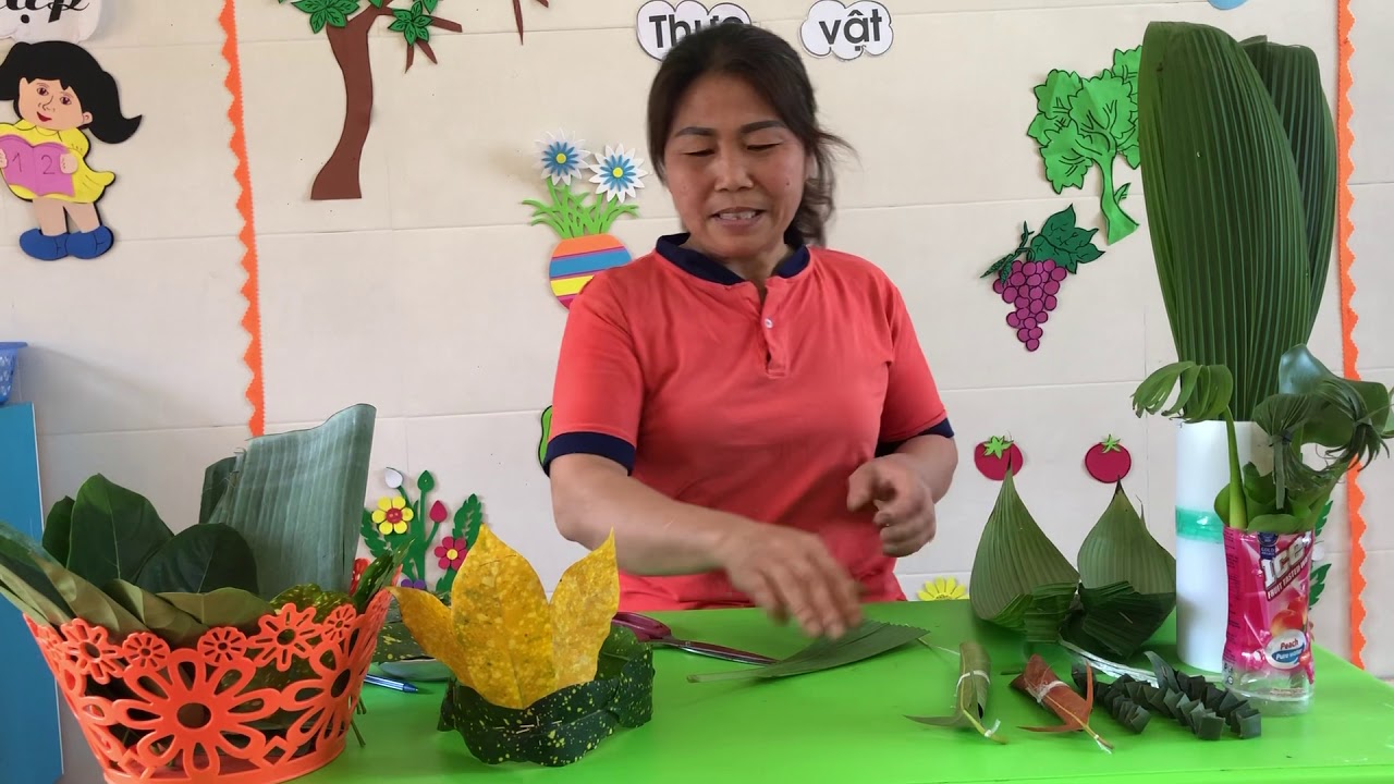 Hướng dẫn trẻ chơi với lá cây