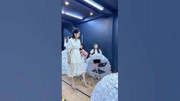 Tạo dáng với ghế cùng tùng váy to #bybacademy #thanhhuyennguyen #daotaonguoimau