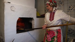 MARI GRANDMOTHER prepares cereal PANCAKES in RUSSIAN stove. Village life in Mari countryside ENG SUB