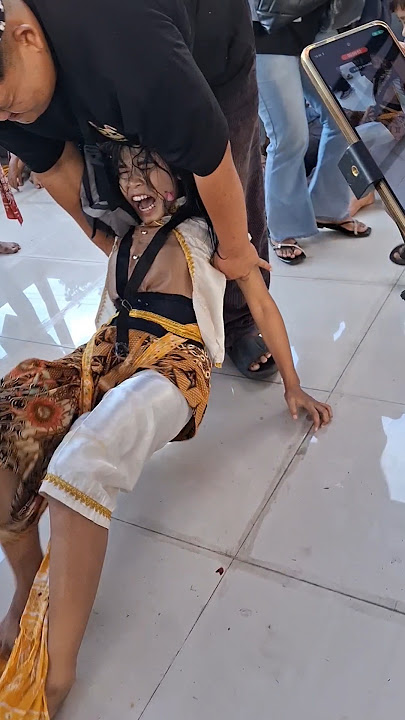 HISTERIS Kesurupan jaranan kuda lumping