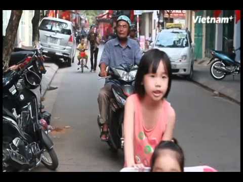 Video Trẻ em Hà Nội thích thú với dịch vụ cho thuê xích lô... - youtube
