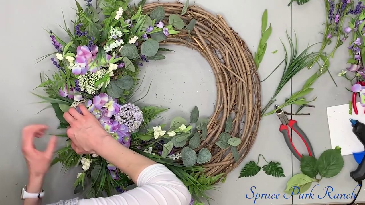 HOW TO MAKE A YEAR ROUND WREATH/ Easy wreath tutorial #wreathmaking  #wreathtutorial 