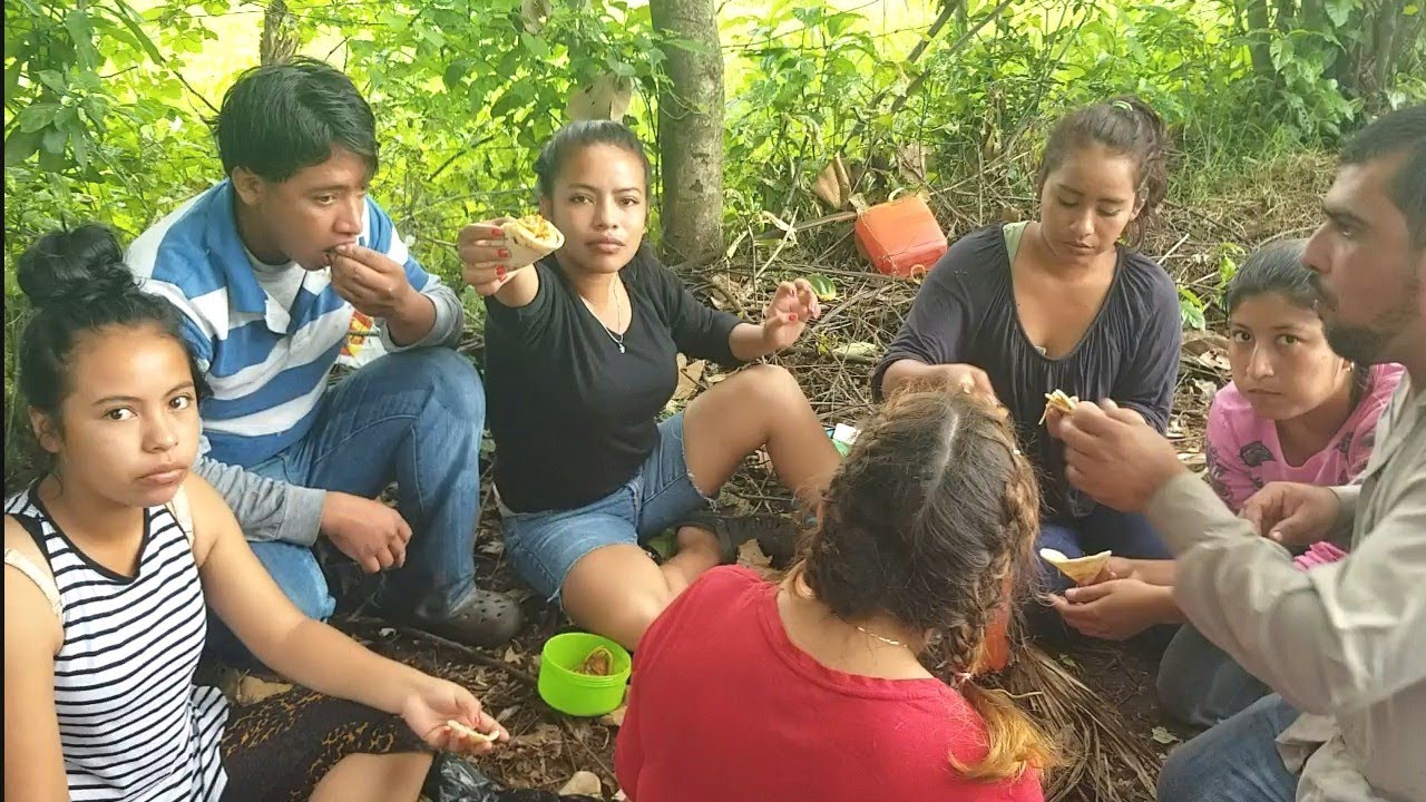 Llegó YAKI a DEJAR el Desayuno| A Comer Huevitos con tomate y Tortilla