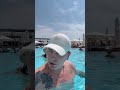 Виталий Реутов плавает в бассейне в Геленджике рядом со своим отелем