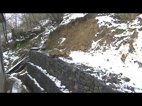 მეწყრული პროცესები - ბერიძეების სახლს საფრთხე ემუქრება