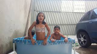 Mostrando A Minha Piscina