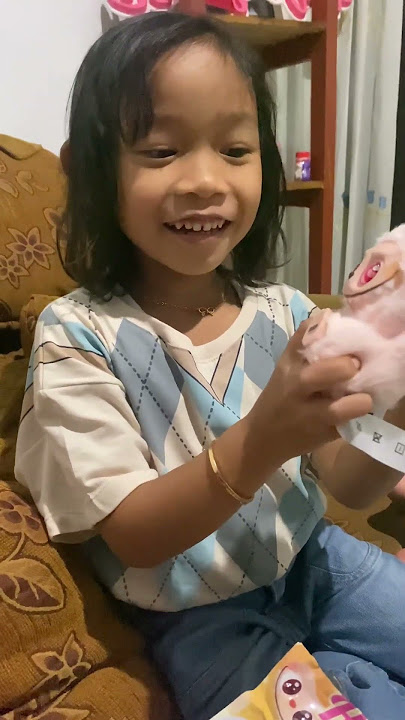 Jeje unboxing Labubu