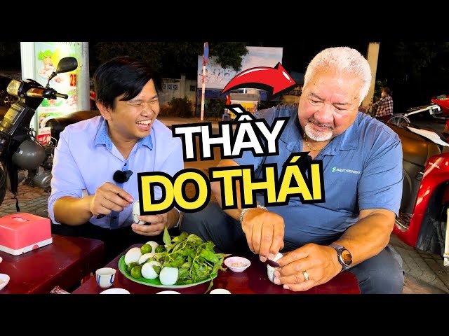 Vương Phạm học cách kinh doanh từ thầy Do Thái - Bất ngờ khi dẫn thầy đi ăn thử hột vịt lộn Việt Nam class=