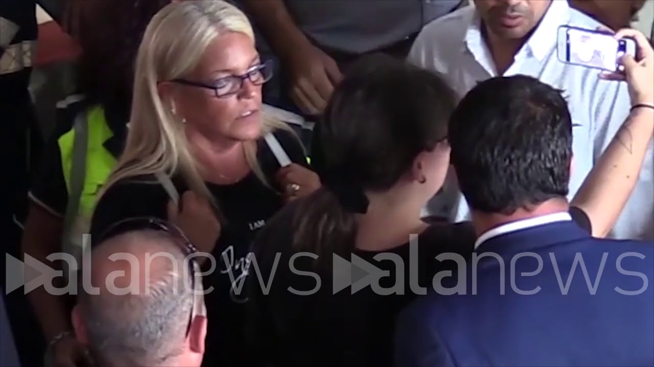 Genova, ai funerali scattano i selfie con Salvini