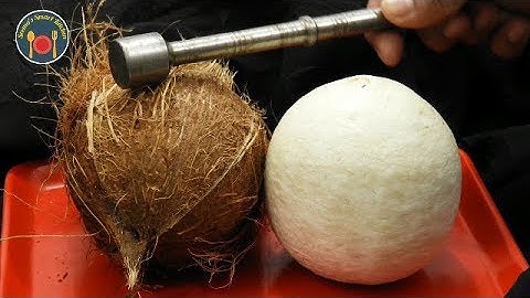 2 मिनट में ताजा नारियल छिलने / फोड़ने का आसान  तरीका - Seemas Smart Kitchen