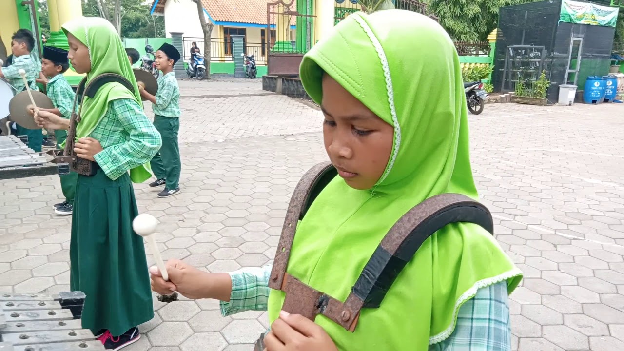 Latihan drumband Puspita Nada MIN 15 MAGETAN