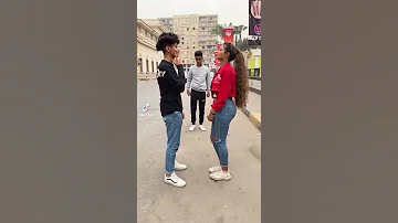 عايزه تبوسو بس هو مش راضي قلة أدب وسفاله 