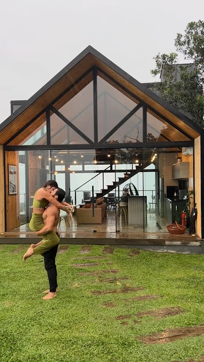 Kiss in the rain ☔️❤️ #casalviajante #casal #couplegoals #casalviajando #casalzao #travel