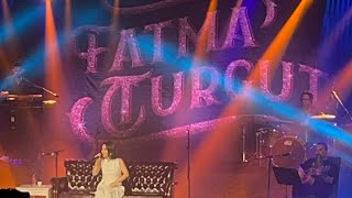 Fatma Turgut konserde Sezen Aksu’nun “Hata” şarkısını söyledi Resimi