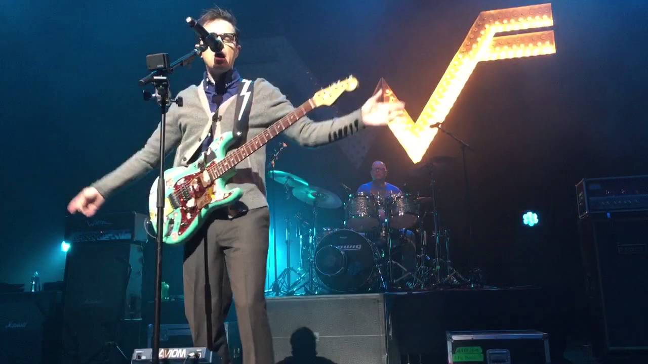 buddy-holly-weezer-live-at-peabody-opera-house-st-louis-mo-12