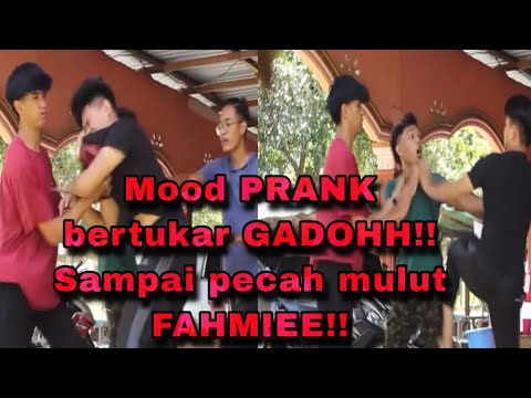 Download PraNk: FAHMI PECAH BIBIR DITUMBUK AZIRUL apabila MOOD PRANK BRTUKAR GADOHHHH!!!!!!!