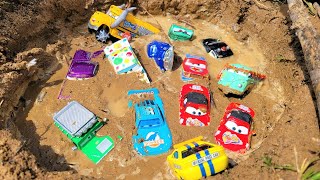 Rescue the cars that have fallen into the mud and wash them in a shower of water