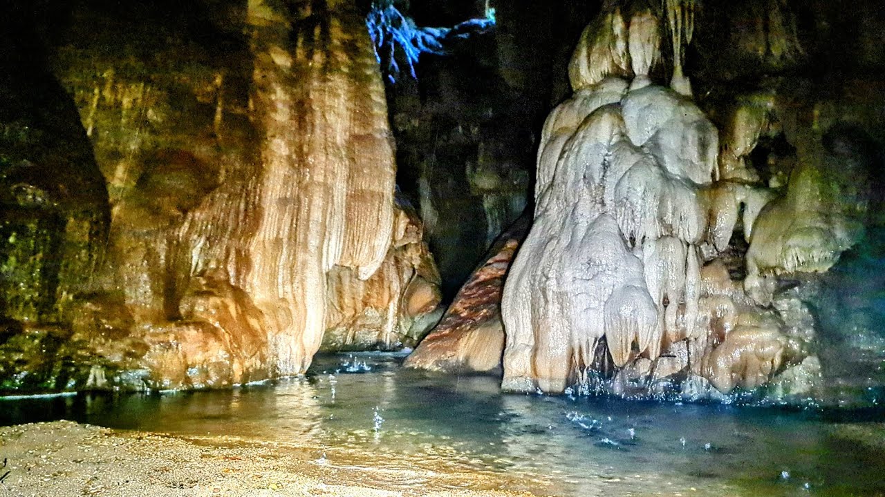 Ağlayan mağara. Dikili Aşıklar Şelalesi yürüyüş parkuru üzerinde.